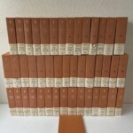 決定版 三島由紀夫全集の全44冊。新潮社の函入りで長編小説から評論、書簡、詩集まで巻数順に並ぶ
