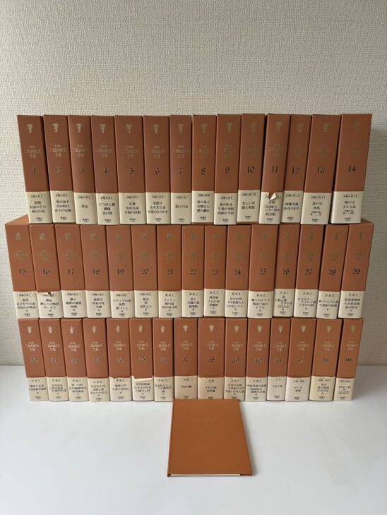 決定版 三島由紀夫全集の全44冊。新潮社の函入りで長編小説から評論、書簡、詩集まで巻数順に並ぶ