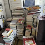 神戸市東灘区での出張買取。部屋いっぱいに積み上がった漫画・専門書・図鑑などの蔵書を搬出する前の様子