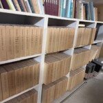 東洋医学・漢方の叢書が並ぶ書架