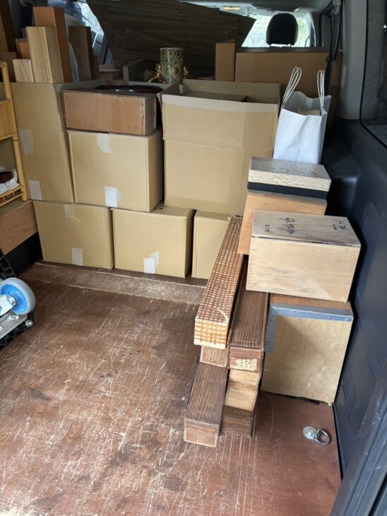 京都市北区での書道書の出張買取。ハイエースの荷台に法帖の段ボールと桐箱入りの書道具・掛軸を積み込んだ様子