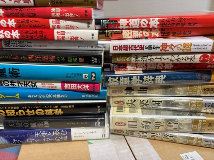 神戸市中央区の蔵書整理で引き取った神道とキリスト教神秘主義の本。学研Books Esoterica『神道の本』、挿絵入りの旧約・新約聖書、ドレの『神曲』『失楽園』など