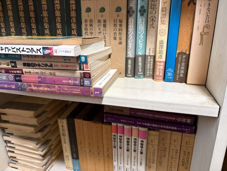 大阪府寝屋川市で買取した澁澤龍彦集成の揃いと幻想文学・神秘学の本。アンドレ・ブルトン集成や神智学大要、ヘルメス叢書などが並んだ書棚の様子