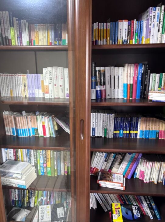 西宮市で買取した約500冊の蔵書。哲学・思想・歴史・英語学習・自然科学などの本が並ぶ書棚全体の様子