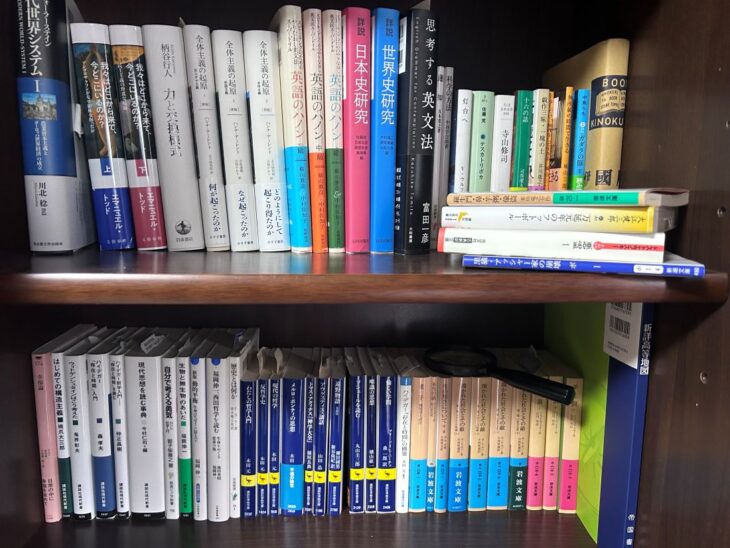 西宮市で買取した哲学・思想・歴史の本。ウォーラーステイン『近代世界システム』、エマニュエル・トッド、柄谷行人『力と交換様式』、ハンナ・アーレント『全体主義の起原』、横山雅彦『英語のハノン』などが並んだ書棚