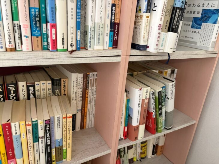 三田市で買取した人文・文学の本。思想・批評の本やノーベル文学賞作家の文庫が並ぶ様子