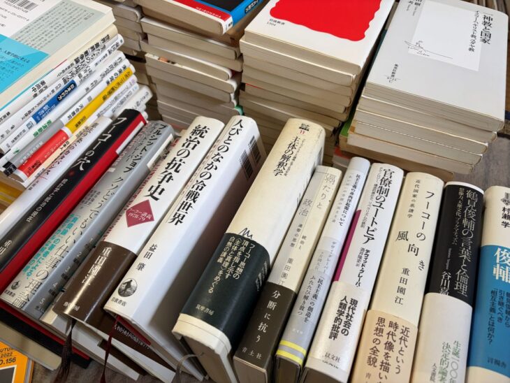 三田市で買取したフーコー研究や近現代史の本。フーコー『主体の解釈学』や現代韓国史の本が積まれた様子