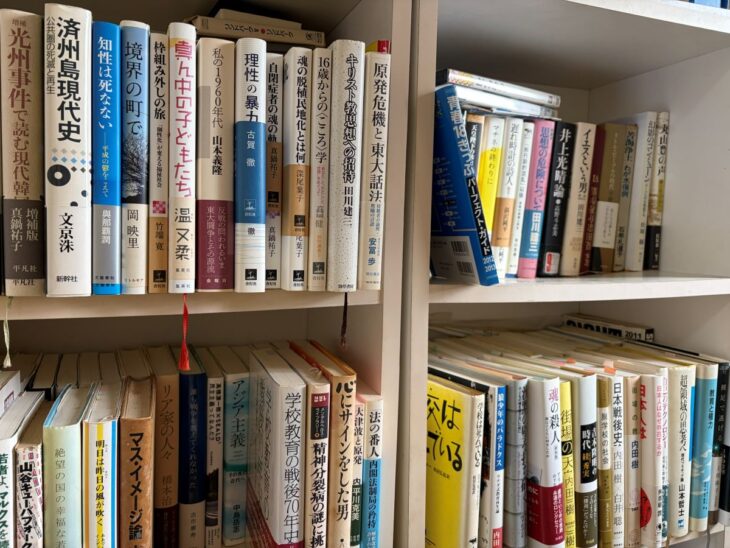 三田市で出張買取した現代思想・社会科学の本。重田園江『統治の抗争史』やグレーバー『官僚制のユートピア』などが本棚に並ぶ様子