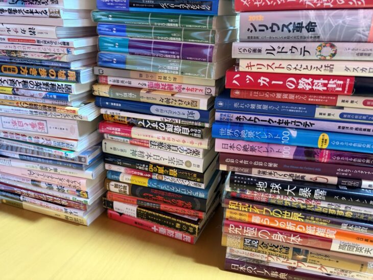 八尾市で買取したスピリチュアルと教養の本。半田広宣『2013:シリウス革命』やドラッカー『マネジメント』、山川出版社の歴史散歩などが並ぶ様子