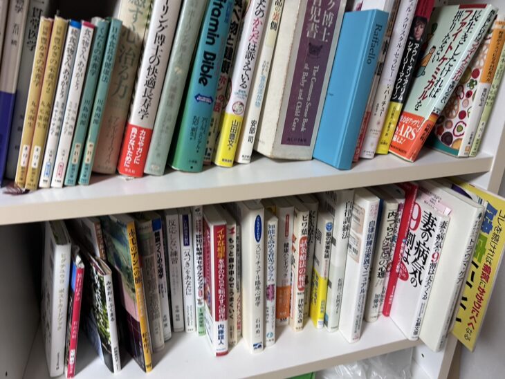 吹田市で買取した自然療法・栄養学の本。アール・ミンデル『ビタミン・バイブル』や丸元淑生の栄養学、食品添加物・自然食の本が並ぶ様子