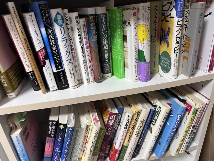 吹田市で買取したヒーリング・心理の本。死後探索やヒプノセラピー、自律訓練法などの精神世界・心理の本が並ぶ様子