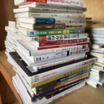 神戸市で出張買取したイラスト・デザイン・美術の本。サラ・シンブレット『芸術家のための人体解剖図鑑』やデザイン・色彩の本が積まれた様子