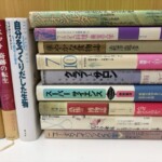 名古屋市から宅配買取したスピリチュアルと自然誌の本。超古代や転生の本、ジョナサン・キングドン『自分をつくりだした生物』などが積まれた様子