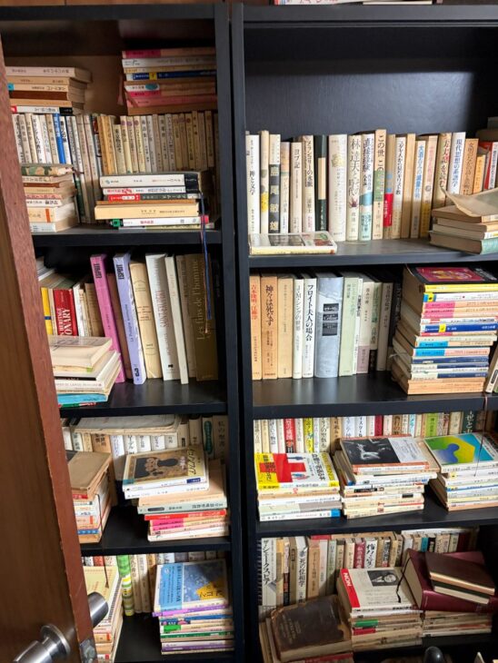 神戸市須磨区の遺品整理でお父様の書斎からフランス文学と人文書を約3000冊お譲りいただきました。書棚に並ぶフランス語の原書と翻訳、思想・批評の本の様子