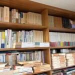泉大津市で出張買取した文芸評論と西洋古典哲学の蔵書。小林秀雄全集、高村光太郎選集、プラトン全集、ボードレール全集などの背表紙が並ぶ書棚