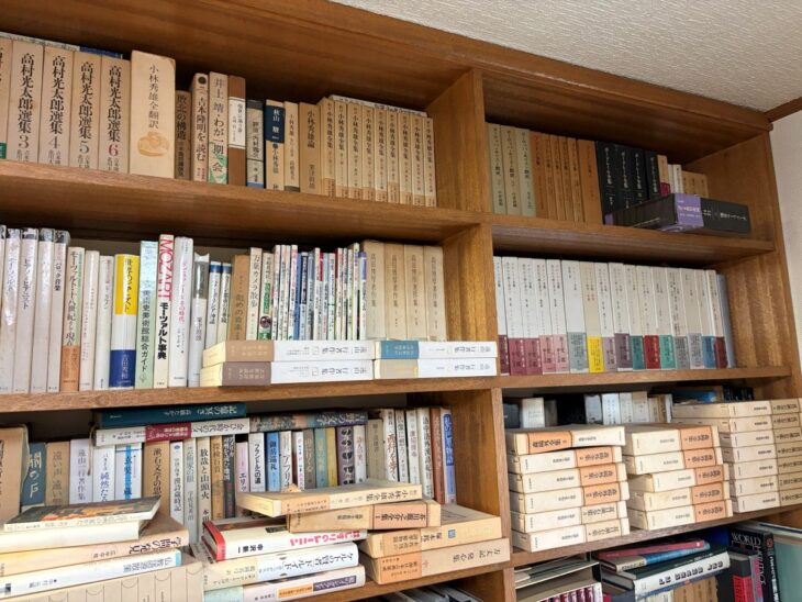 泉大津市で出張買取した文芸評論と西洋古典哲学の蔵書。小林秀雄全集、高村光太郎選集、プラトン全集、ボードレール全集などの背表紙が並ぶ書棚