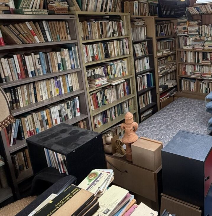 神戸市須磨区の出張買取でお父様の遺品整理からフランス文学と人文書を約3000冊お譲りいただきました。書斎の壁一面の本棚と床に積まれた段ボールに本が並ぶ様子