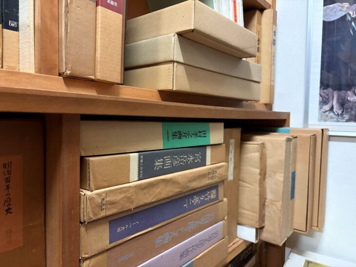 京都市中京区の生前整理で竹久夢二画集や吉永古画集など日本美術の画集や個人全集が書棚に並ぶ様子
