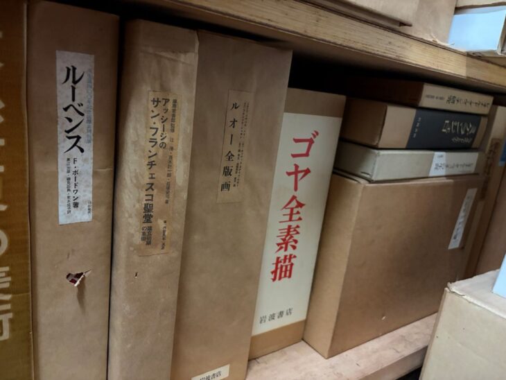 京都市中京区の出張買取で生前整理からF.ボードワン『ルーベンス』や『ルオー全版画』『ゴヤ全素描』(岩波書店)など西洋美術の大型画集を約500冊お譲りいただきました。函入り画集が書棚に並ぶ様子