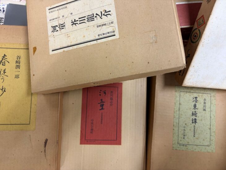 亀岡市で出張買取した近代文学の自筆原稿複製・限定復刻本。芥川龍之介の限定写真集や『河童』自筆原稿複製、永井荷風『濹東綺譚』などの函
