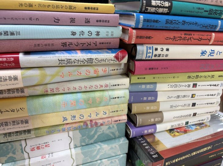シュタイナーの著作と人智学の解説書が並ぶ棚。カルマ論や運命法則の探究、聖なる科学の背表紙