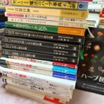 神戸市北区の蔵書整理で土屋健『BIOLOGICAL MYSTERIES PRO』シリーズ全4巻や『万葉植物文化誌』、和ハーブ検定などの本が書棚に並ぶ様子