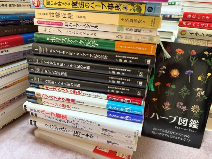 神戸市北区の蔵書整理で土屋健『BIOLOGICAL MYSTERIES PRO』シリーズ全4巻や『万葉植物文化誌』、和ハーブ検定などの本が書棚に並ぶ様子