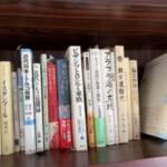 大航海時代叢書など歴史の本が並ぶ書棚