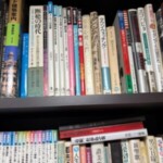 「アルド・ロッシ『都市の建築』など建築論と都市論が並ぶ本棚3つ分の書棚」