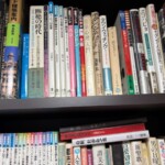 丸善の建築巡礼シリーズと海外都市の建築ガイドが詰まった棚。下段には番号順に並んだシリーズ本