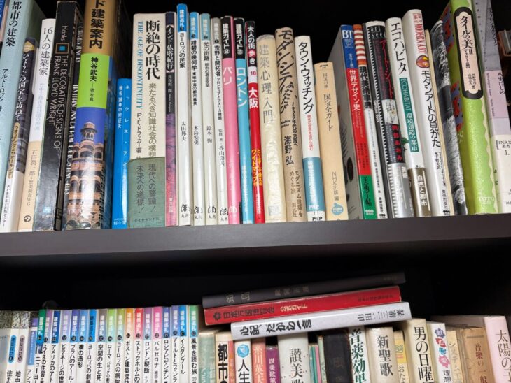 丸善の建築巡礼シリーズと海外都市の建築ガイドが詰まった棚。下段には番号順に並んだシリーズ本