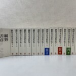 岩波書店『網野善彦著作集』全19冊。白い函が並び、配本の帯が3巻に残る