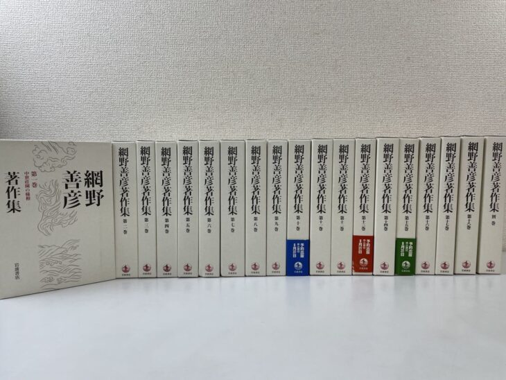 岩波書店『網野善彦著作集』全19冊。白い函が並び、配本の帯が3巻に残る