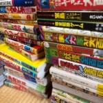 小学館コロタン文庫の『世界の妖怪全百科』や中岡俊哉『大妖怪伝説』など昭和の児童向け大百科が二列に積まれた畳の上