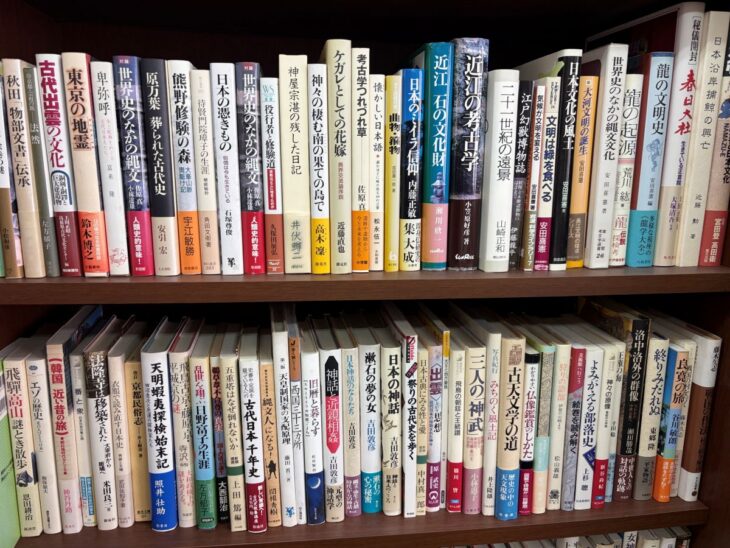 安田喜憲の文明論や龍の起源、近江の考古学などが並ぶ段と、その下に縄文人になるや古天文学の道が続く段