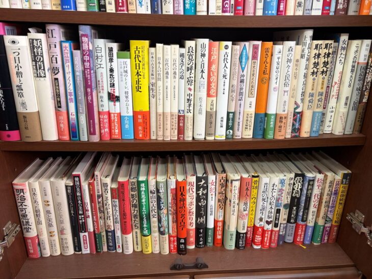 梅原猛の葬られた王朝や神殺しの日本が並ぶ段と、その下に農のモノサシや奇跡のリンゴが続く段
