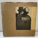 茶色い厚紙の函にC51 208号機の正面を写したモノクロ写真が貼られ、角がめくれて擦れがある
