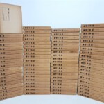 国訳一切経 印度撰述部155冊が棚に並ぶ。厚みのある冊子が横に積み重ねられた状態