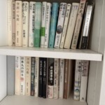 中沢新一『神の発明』やジョン・ホーガン『科学を捨て、神秘へと向かう理性』など思想と科学の本が並ぶ書棚