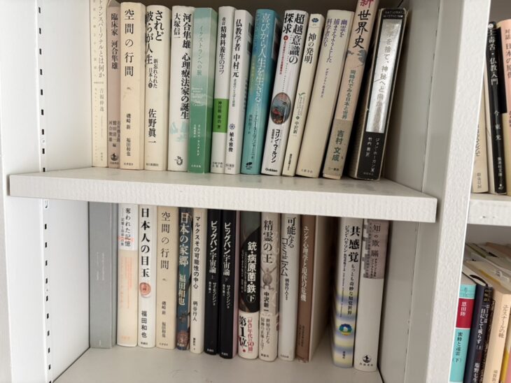 中沢新一『神の発明』やジョン・ホーガン『科学を捨て、神秘へと向かう理性』など思想と科学の本が並ぶ書棚