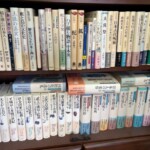 吉野裕子『陰陽五行と日本の民俗』『大嘗祭』など陰陽五行と祭祀の研究書が並ぶ書棚
