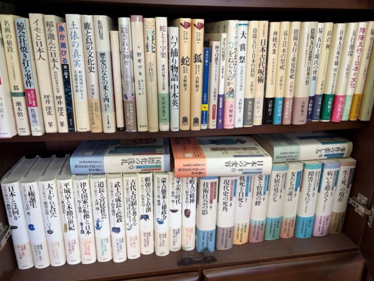 吉野裕子『陰陽五行と日本の民俗』『大嘗祭』など陰陽五行と祭祀の研究書が並ぶ書棚