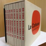 Le Corbusierと赤い丸が入った函と、1910-29から1965-69までの背が並ぶ全8巻
