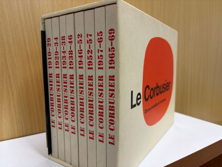 Le Corbusierと赤い丸が入った函と、1910-29から1965-69までの背が並ぶ全8巻