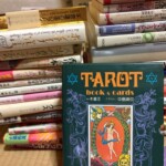A・木星王『TAROT book & cards』の緑の箱を手前に、平井富雄『自己催眠術』や熊井明子のポプリの本が畳の上に積まれている
