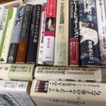 若桑みどり『クアトロ・ラガッツィ』やヘーゲル『精神現象学』長谷川宏訳など文学と歴史、思想の本が積まれた山