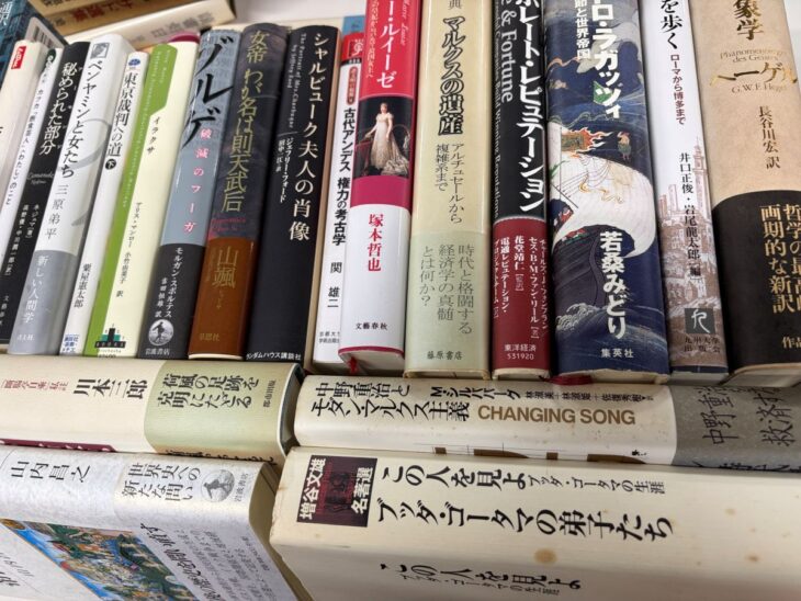 若桑みどり『クアトロ・ラガッツィ』やヘーゲル『精神現象学』長谷川宏訳など文学と歴史、思想の本が積まれた山