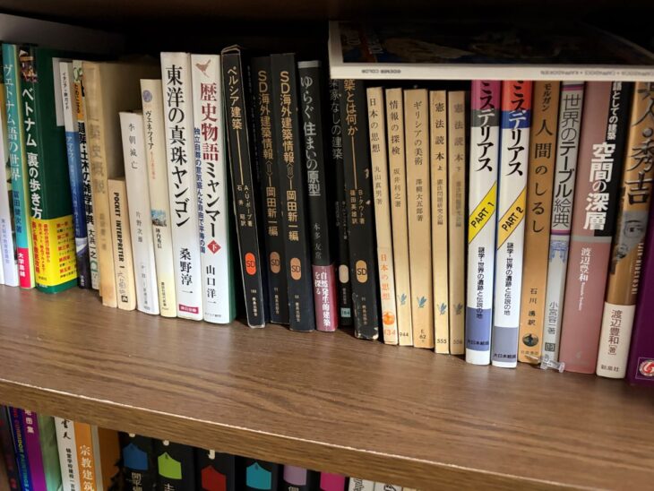 B.タウト『建築とは何か』やA.U.ポープ『ペルシア建築』など鹿島出版会SDシリーズと旅行書が並ぶ棚