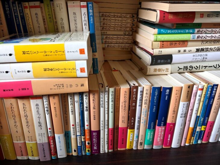 井上究一郎訳『失われた時を求めて』や森有正のエッセー集成が平積みと縦置きで混ざる棚