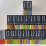 中央公論社『新版 折口信夫全集』全40冊。巻ごとに色の違う函が3段に並ぶ